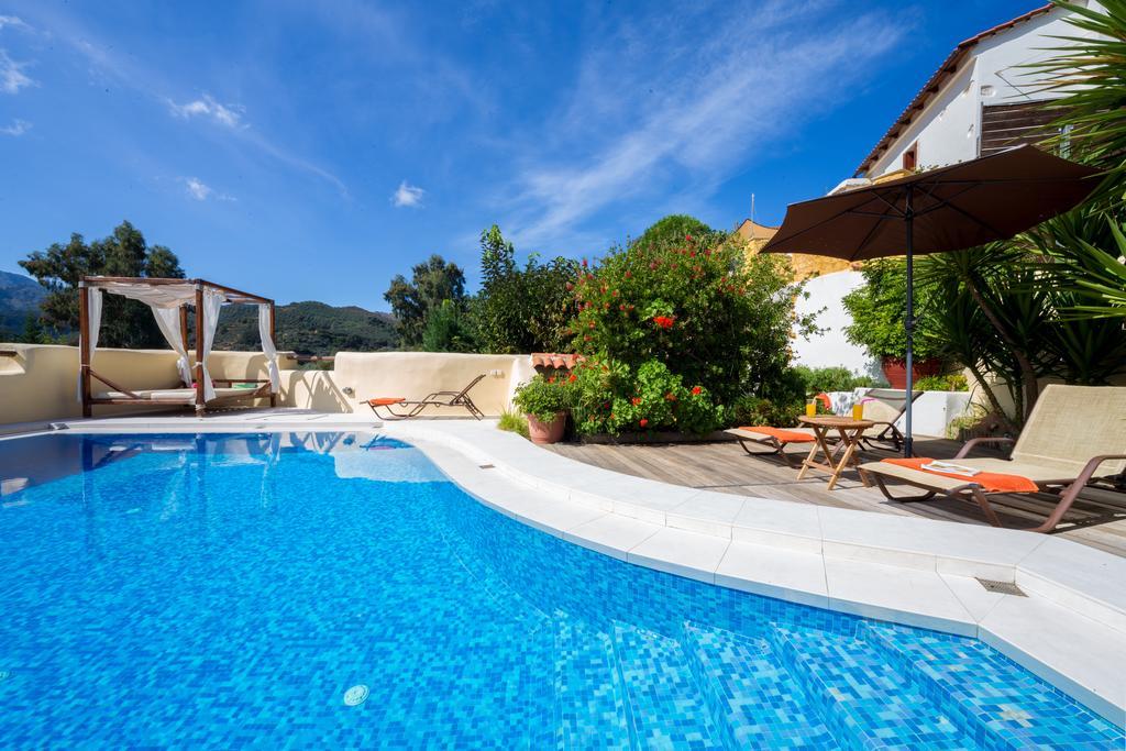 Verekinthos Villas - Pool, Hot Tub, Bbq, Kids Playground, Stunning Mountain Views Yerolákkos 외부 사진