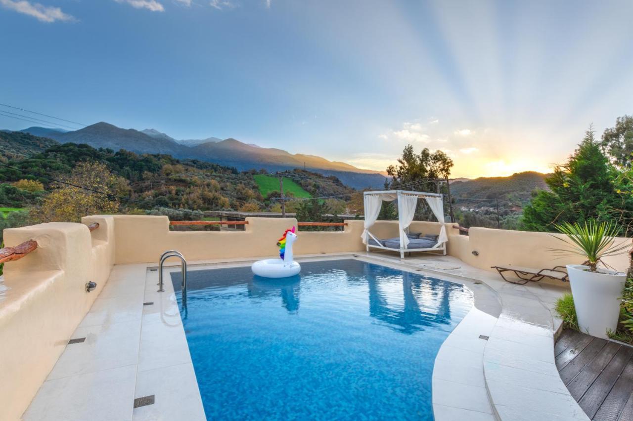 Verekinthos Villas - Pool, Hot Tub, Bbq, Kids Playground, Stunning Mountain Views Yerolákkos 외부 사진